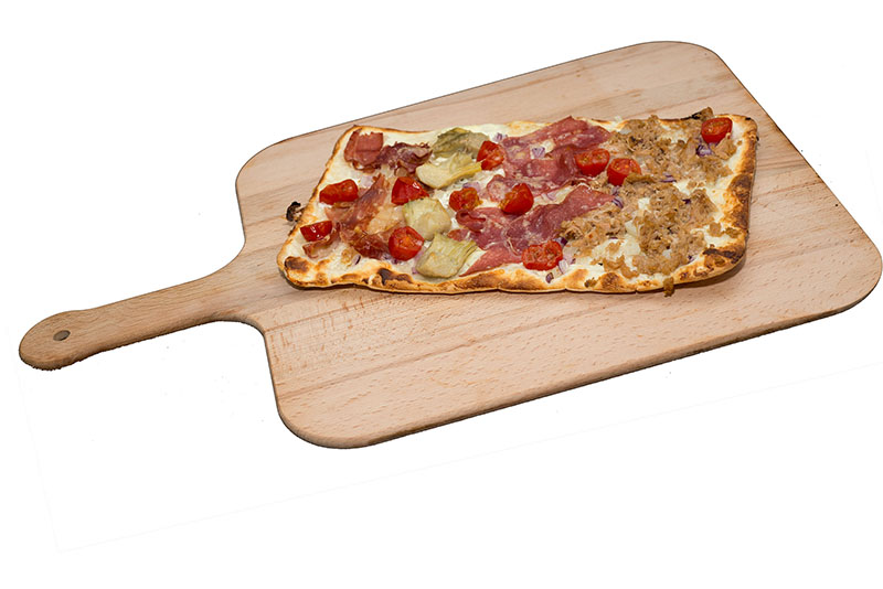 Flammkuchen Vegetaria auf Holzbrett