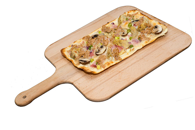 Flammkuchen Quattro Staggioni auf Holzbrett