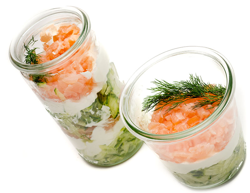 Partyfood im Glas. Gurke trifft Lachs auf Dip