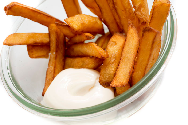 Pommesfrittes mit Mayonnaise und Ketchup
