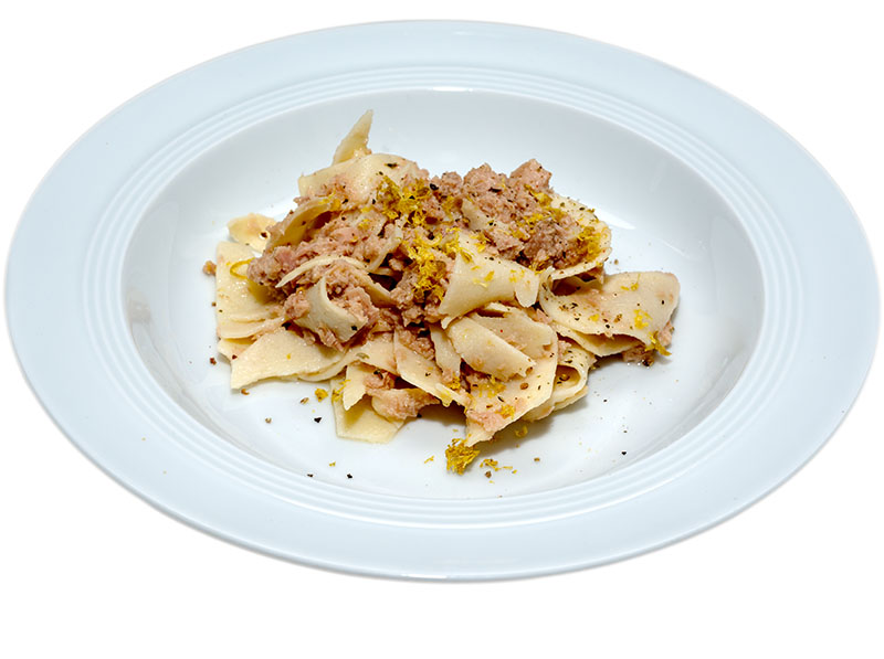 Tagliatelle mit Thunfisch auf weissen Teller