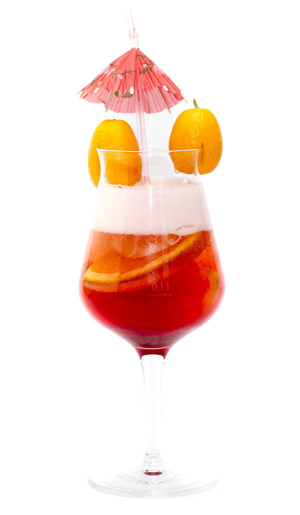  Longdrink mit Wodka, Angostura Orange, Grenadine, Kölsch und Eiswürfel